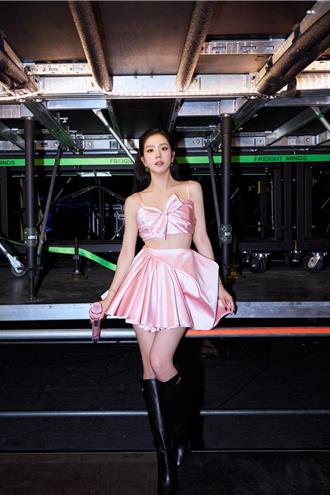 Jisoo洛杉矶登场 身穿Dior工坊订制粉红蝴蝶结裙撑场