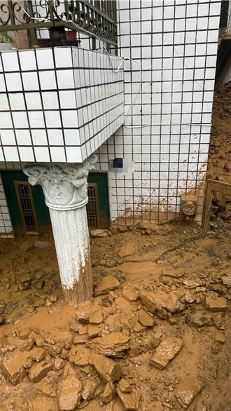 埔里豪雨爆土石流 埋掉民宅半層樓！居民攀梯驚險脫困