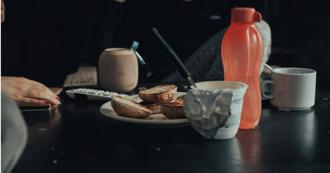 他在新公司「上班吃早餐」被主管催 2派人吵翻