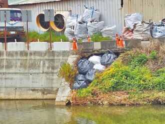 台中 安良港大排旁道路遭淘空 须绕道