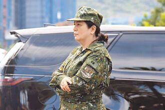 陈羿伶违法穿军装