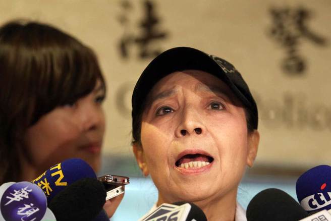 2004年一名婦人陳麗如（中），突向外界宣稱，其女陳子婷是吳火獅1984年所生的女兒。（中時資料照／王錦河攝）