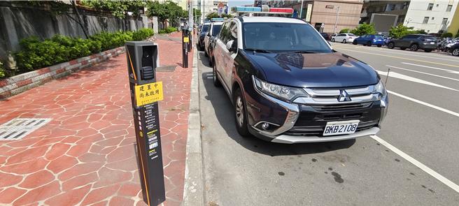 苗栗市路邊停車承包廠商近日新建置60個智慧收費系統。（謝明俊攝）