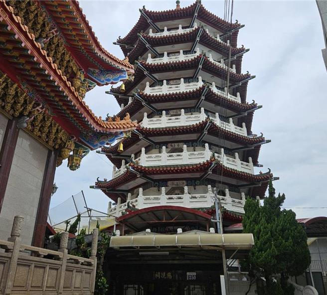 因應台中市梧棲納骨塔耐震力不足問題，台中市民政局21日舉行耐震補強及修繕工程開工祈福典禮，將投入997萬餘元預算，以提升建物耐震能力，工程預計11月底完工。（台中市議長張清照辦公室提供）