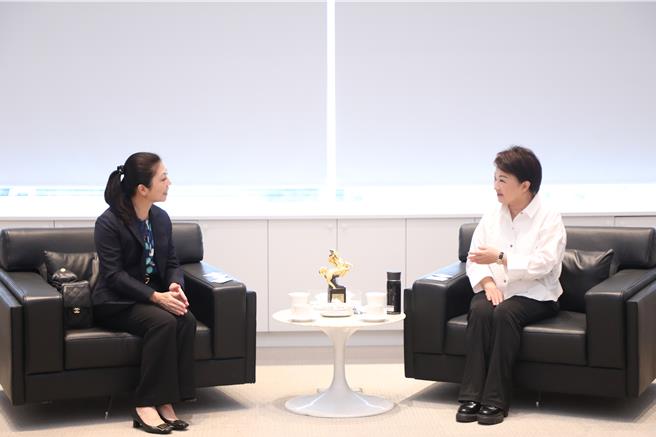 第33屆亞洲台商聯合總會總會長陳舒琴21日上午率團拜會台中市政府，市長盧秀燕親自接見。（馮惠宜攝）