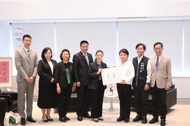 第33屆亞洲台商聯合總會總會長陳舒琴21日上午率團拜會台中市政府，市長盧秀燕親自接見。（馮惠宜攝）