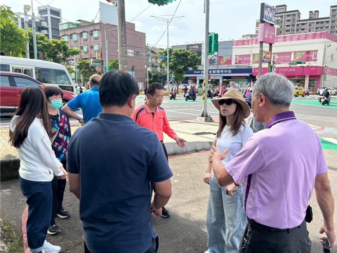 为改善桃园市平镇区环南路尖峰时段交通壅塞，国民党市议员舒翠玲协调市府于早晚尖峰时段调整左转号志秒数，每个周期延长5秒，有效纾解左转车排队问题。（国民党市议员舒翠玲提供）