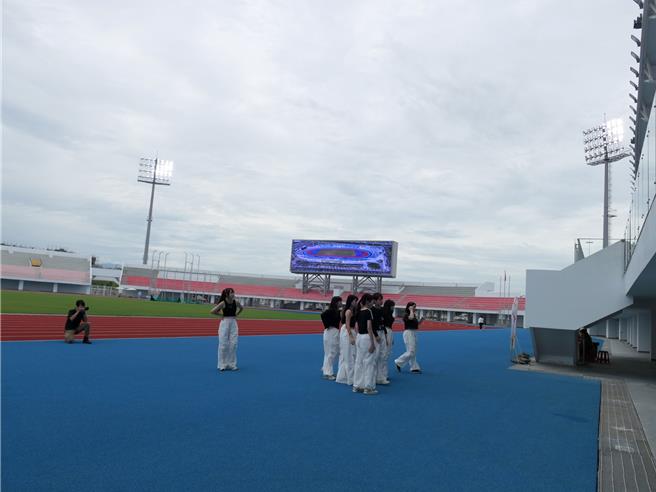 全國活動會將於10月在雲林縣登場，縣府在虎尾高鐵特定區興修雲林縣立田徑場，21日舉辦完工典禮，近千人共同見證雲林體育新篇章。（張朝欣攝）