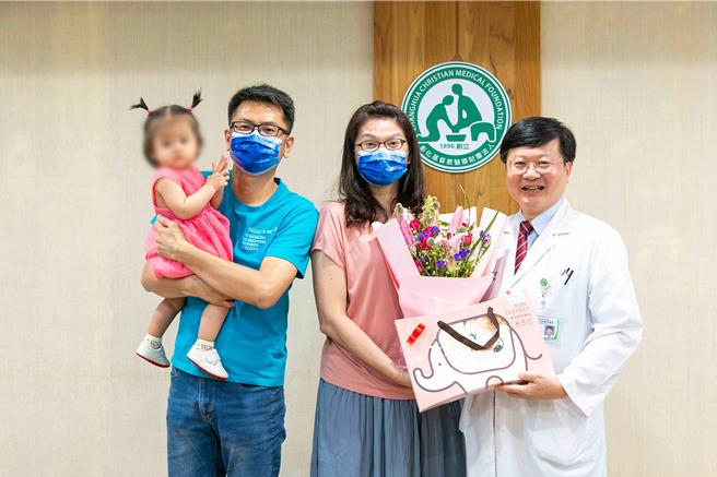 歷經11年求子，小如夫妻終於在彰基團隊細心照護下迎來34周早產的健康寶寶，小如夫妻帶著9個多月大的寶寶與眾人分享喜悅。（彰基醫院提供／葉靜美彰化傳真）