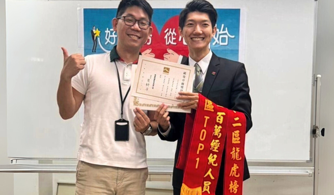 信义房屋新庄总站店主任朱柏彦大学就读旅馆管理，毕业后想挑战看看不同的产业，决定投入房仲业。挥别菜鸟时的撞墙期，入行2年左右的他，如今是信义房屋排名200大的前段班优秀业务员。(图/信义房屋 提供)