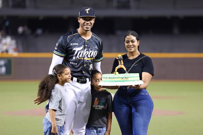 台鋼洋砲魔鷹在明星賽前遭逢劇變，為了處置妻子的治凶事宜，解雇明星賽。（圖／台鋼雄鷹）