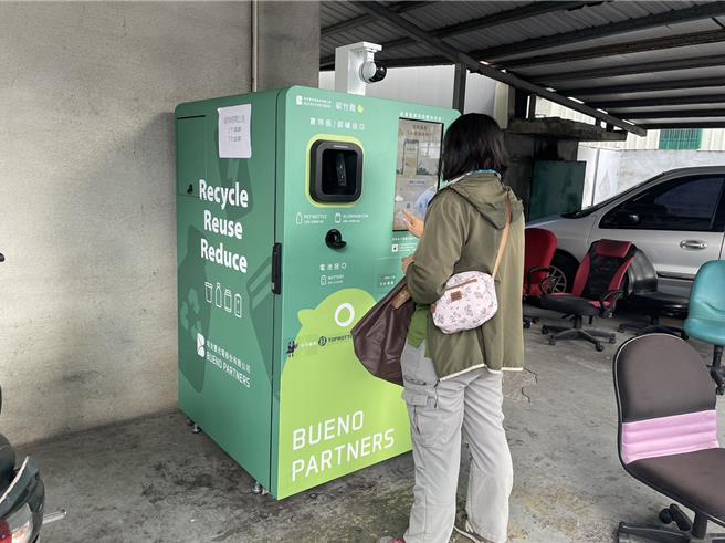 高市府环保局设置的ARM自动回收机，近年使用率愈来愈高，去年共收取506万2156支瓶罐，等于发出约126万元奖励金，创下近3年新高纪录。（洪浩轩摄）