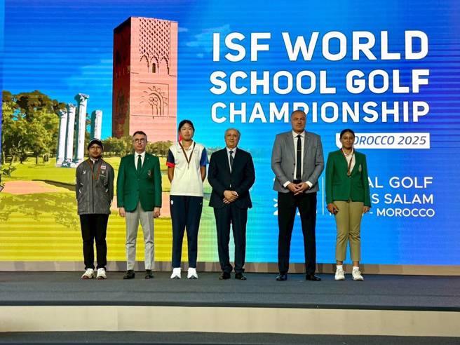 吳雙（左三）20日獲第1屆世界中學生高爾夫錦標賽女子U15歲組冠軍。（高中體總供給）