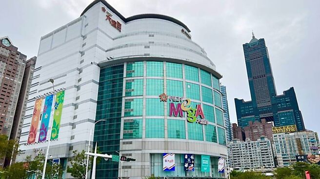 受惠暑假檔与爸爸节送礼买气挹注，百货通路远百买气增温。图／本报资料照片