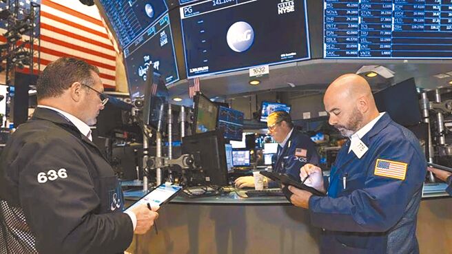 法人表示，随着下半年降息预期升温与AI产业浪潮延续，美股中长期行情偏多。图／美联社