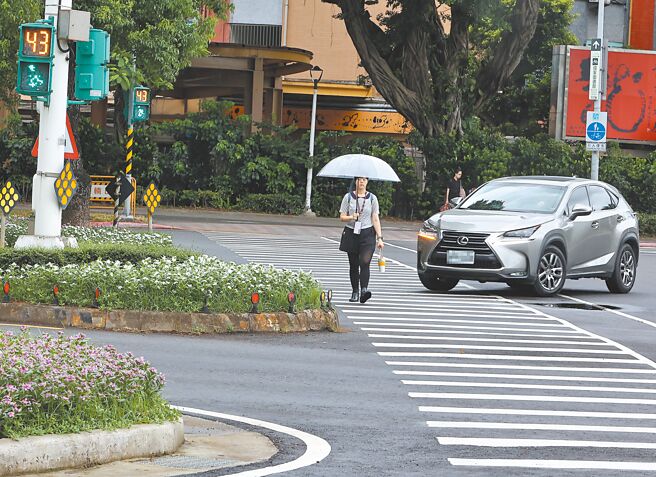 乳癌治疗权威医师周佳正在北市街头行经斑马线遭公车撞死。台北市长蒋万安20日表示，交通局将至现场会勘并做评估、调整。示意图，非新闻事件当事人。（刘宗龙摄）