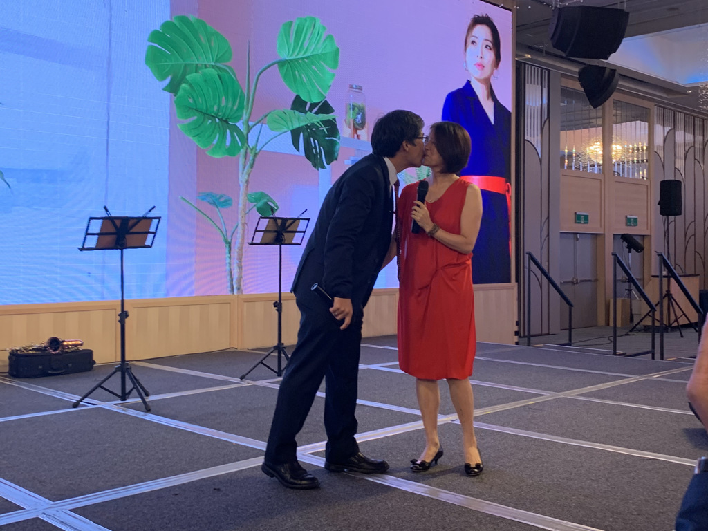 陳建志外遇20年,太太第一時間得知曾帶3子女遠走美國,後選擇隱忍,甚至陪同陳建志出席活動,配合演出恩愛戲碼。(圖/讀者提供)