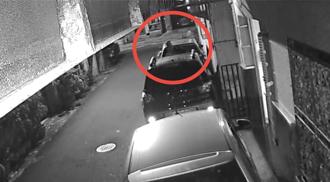 獨家》高雄老公寓頂樓違建突倒塌！巨石砸車畫面曝光
