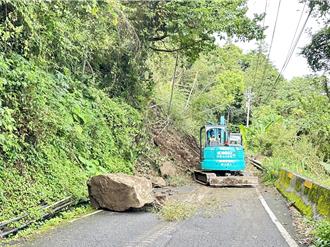 大雪山林道边坡土石滑落　交通中断相关单位抢修中