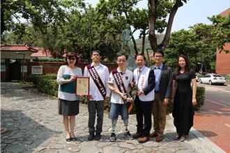 身障不礙教學熱情 中山大學王致遠獲師鐸獎肯定