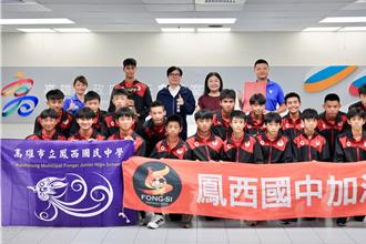 高雄足球雙強奪季軍 陳其邁親頒獎表揚