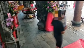 男返乡参拜 大胆抱走宜兰协天宫香油钱！过程全被拍