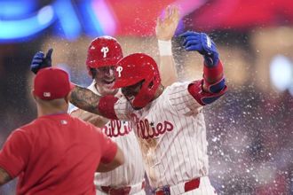 MLB》半世纪以来首见 费城人10局下神奇「最后一击」气走红袜