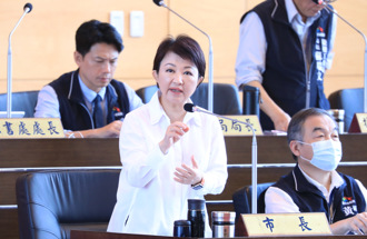 急了？綠酸盧秀燕「站高鐵照」擺拍  網心寒：高官離人民真遠