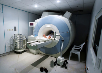 美男戴項鍊遭MRI吸入亡 家屬泣：他卡1小時癱倒揮手道別