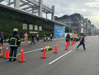 快讯》京华城前惊现「天坑」！路面突塌陷 警急封锁通报抢修
