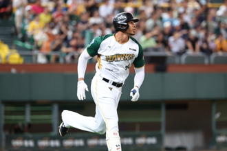 中職》全場起立掌聲送魔鷹！首打席就建功 打下雄鷹首分