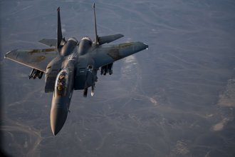 「這正常嗎？」鏽跡斑斑的F-15E戰機嚇壞航空迷  