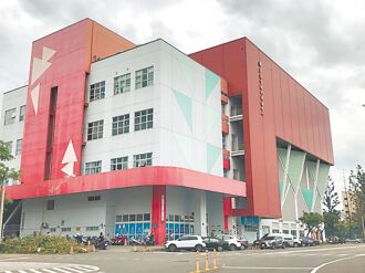 救生員滑手機 害游泳教練溺斃