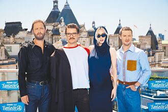 《惊奇4超人》隐形女捧腹上阵