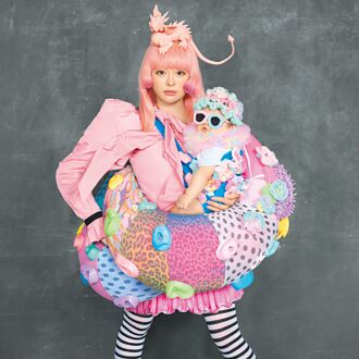 卡莉怪妞拎娃復出 嗨唱万人音乐祭