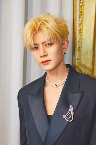 任嘉倫搶先鑑賞高訂珠寶