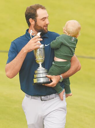 英国公开赛》高尔夫球王想哲学 放奖杯抱稚子