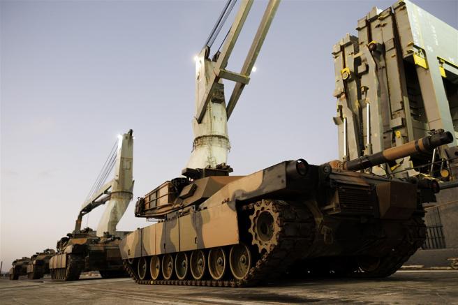 澳洲國防部宣布，首批援烏M1A1戰車完成交付，可望助烏抵禦俄軍侵略野心。圖為該批戰車先前進行裝運作業。
（取自澳洲國防部網站）
