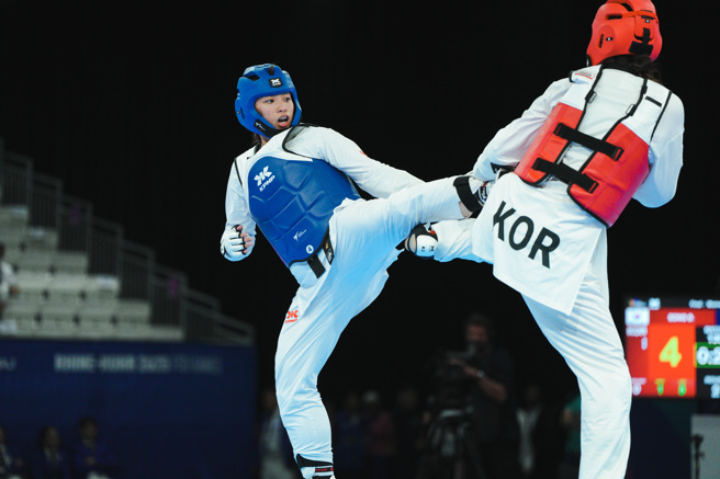 中華隊金怡君（左）在跆拳道女子73公斤以上級，為團隊踢下銀牌。（大專體總供應）