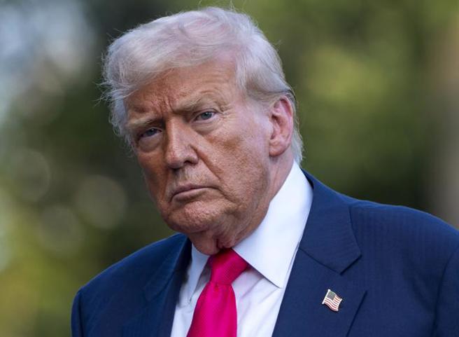 美國總統川普15日搭乘「陸戰隊1號」（Marine One）直升機抵達白宮南草坪（South Lawn）的神情。（美聯社）