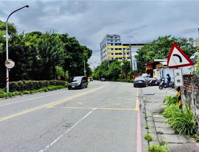 新莊環漢路三段「弧度大」，引起居民陳情改善。（圖／新北市交通局）