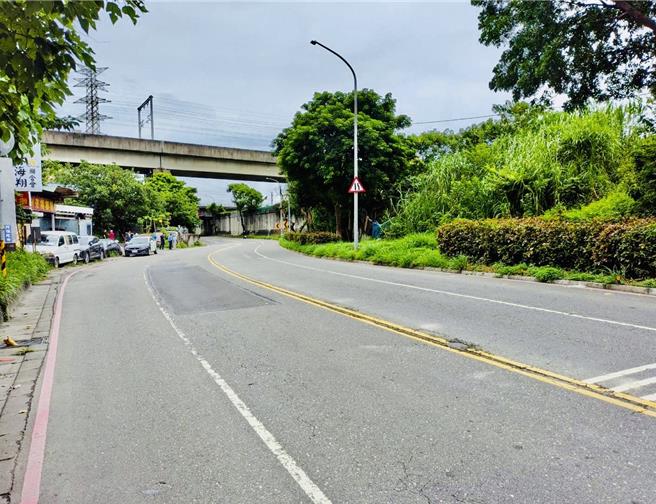 有居民指出，該處彎道常見往來車速過快，對向車常閃躲不及，也造成長者路過時膽顫心驚。（圖／新北市交通局）