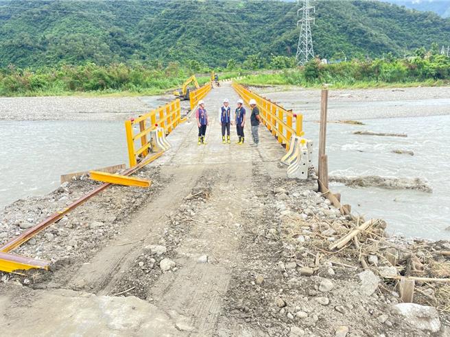 受薇帕颱風外圍環流影響，花蓮縣富里鄉明里便道遭滾滾溪水沖毀致交通中斷，鄉公所已派廠商搶修，力拚25日開放通行。（富里鄉公所提供／羅亦晽花蓮傳真）
