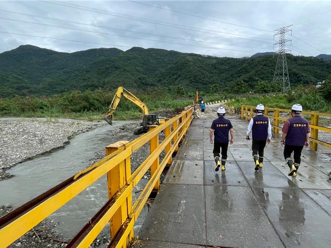 受薇帕颱風外圍環流影響，花蓮縣富里鄉明里便道遭滾滾溪水沖毀致交通中斷，鄉公所已派廠商搶修，力拚25日開放通行。（富里鄉公所提供／羅亦晽花蓮傳真）