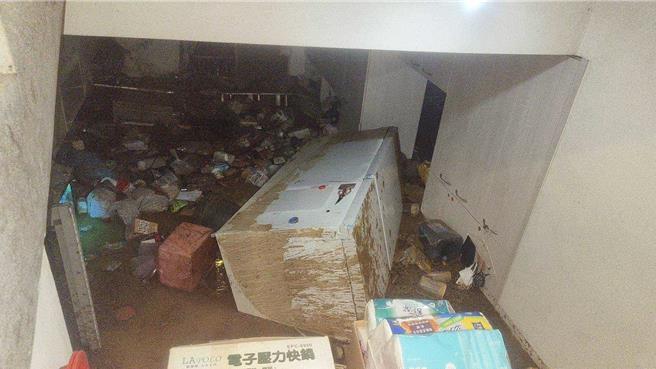 埔里墘溪路後方山區爆發土石流，屋外土石掩埋近1層樓，屋內泥水水深及胸。（埔里鎮公所提供／楊靜茹南投傳真）