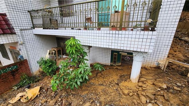 埔里墘溪路後方山區爆發土石流，屋外土石掩埋逾2公尺、近1層樓高。（埔里鎮公所提供／楊靜茹南投傳真）