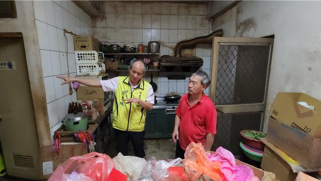 埔里墘溪路後方山區爆發土石流，鎮長廖志城關心受災戶，強調將全力協助復建。（埔里鎮公所提供／楊靜茹南投傳真）