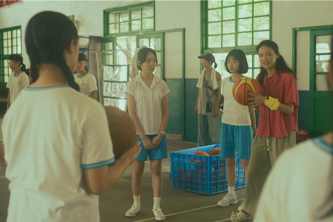 舒淇（右起）在《女孩》片場執導白小櫻、林品彤演出。（甲上娛樂提供）