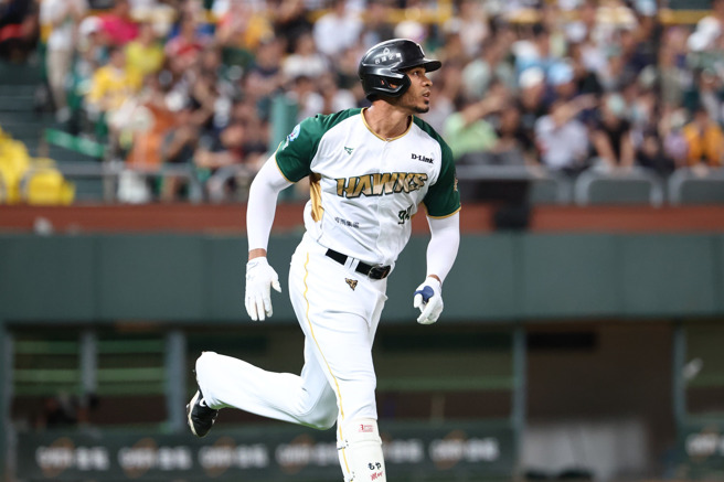 台鋼雄鷹洋砲魔鷹重返球場，首打席就建功。（圖／台鋼雄鷹提供）