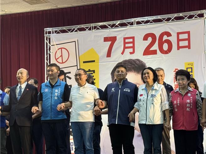 立法委員張智倫今（22）日舉辦「反惡罷 守護中和聯合晚會」造勢活動，新北市長侯友宜、立法院長韓國瑜等國民黨大咖群聚替張站台。國民黨立委吳宗憲、無黨籍高金素梅等人也到場聲援。（柯毓庭攝）